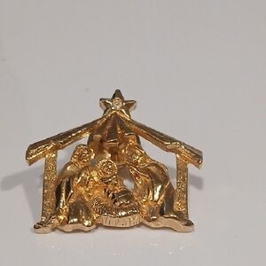 Vintage Gold-Tone Nativity Scene Brooch featuring a Rhinestone Star